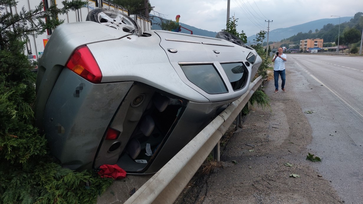 Hurdaya dönen araçtaki 4 kişi emniyet kemeri sayesinde kazayı yara almadan atlattı