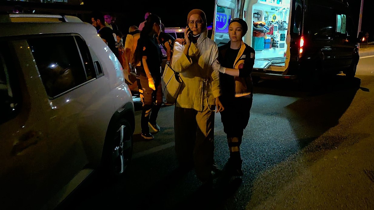 Karşı şeride geçen cip başka bir cipe çarptı: 5 yaralı