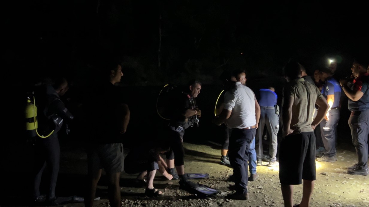 Irmağa kaçan topu almak isterken akıntıya kapılan lise öğrencisi gözlerden kayboldu