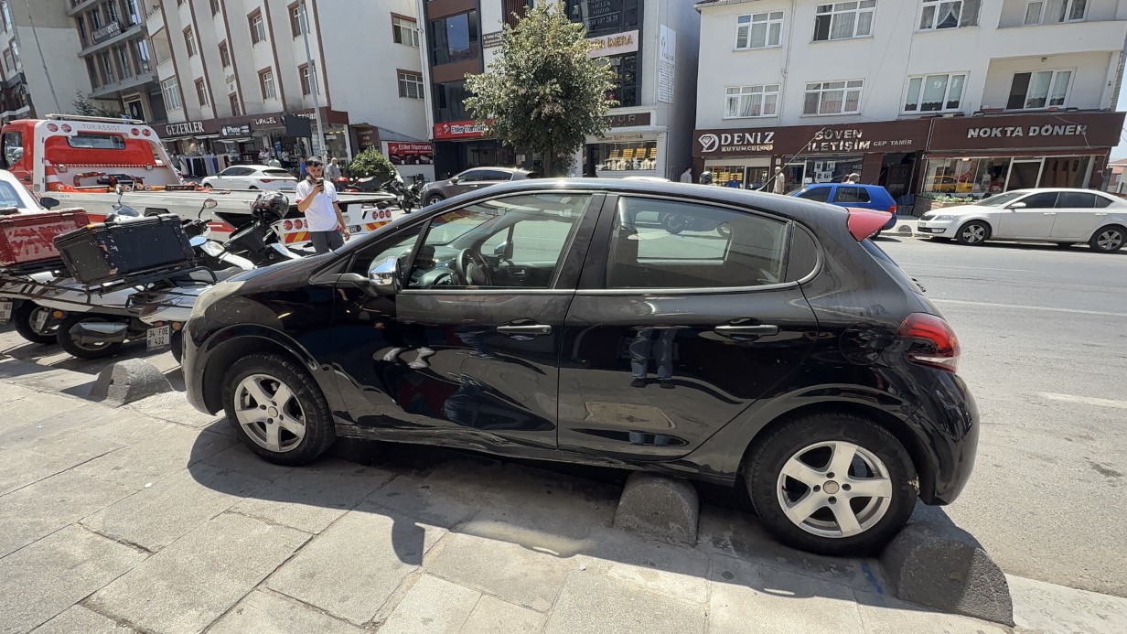 Sara krizi geçiren sürücü, yol kenarındaki araca çarptı: 1 yaralı