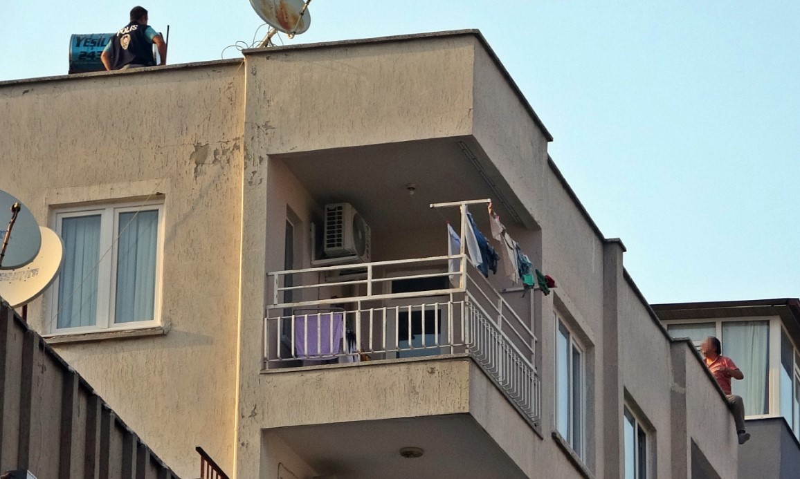 Karısına kızıp çatıya çıktı, itfaiye erlerine köşe kapmaca oynattı