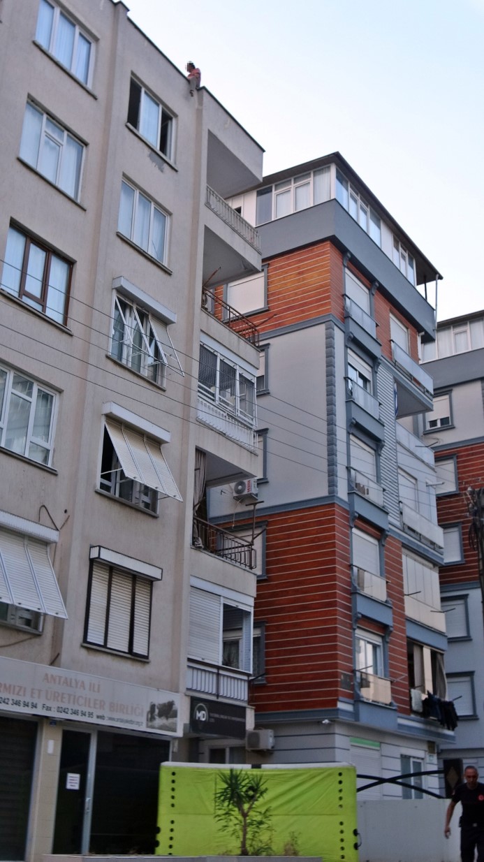 Karısına kızıp çatıya çıktı, itfaiye erlerine köşe kapmaca oynattı