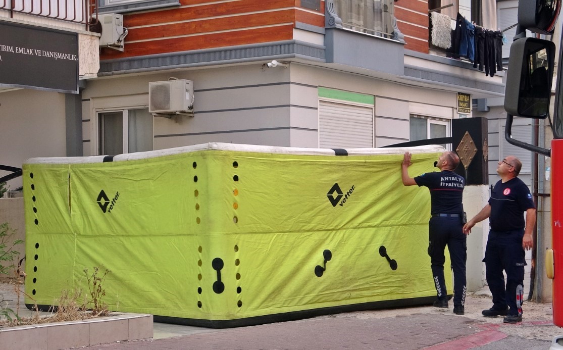 Karısına kızıp çatıya çıktı, itfaiye erlerine köşe kapmaca oynattı
