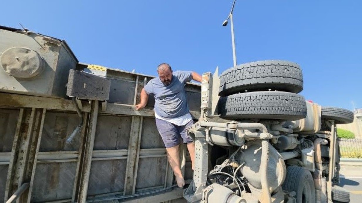 Saman yüklü tır devrildi, sürücü ’hızlıydım’ dedi