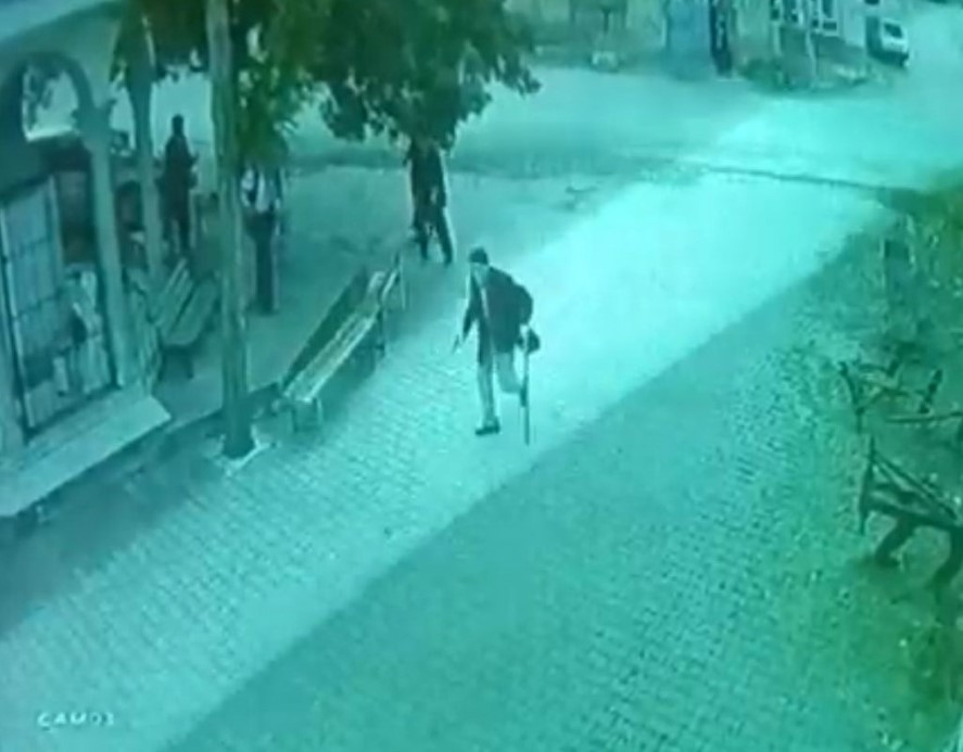 Bir elinde baston diğer elinde silahla köylülere kabusu yaşattı