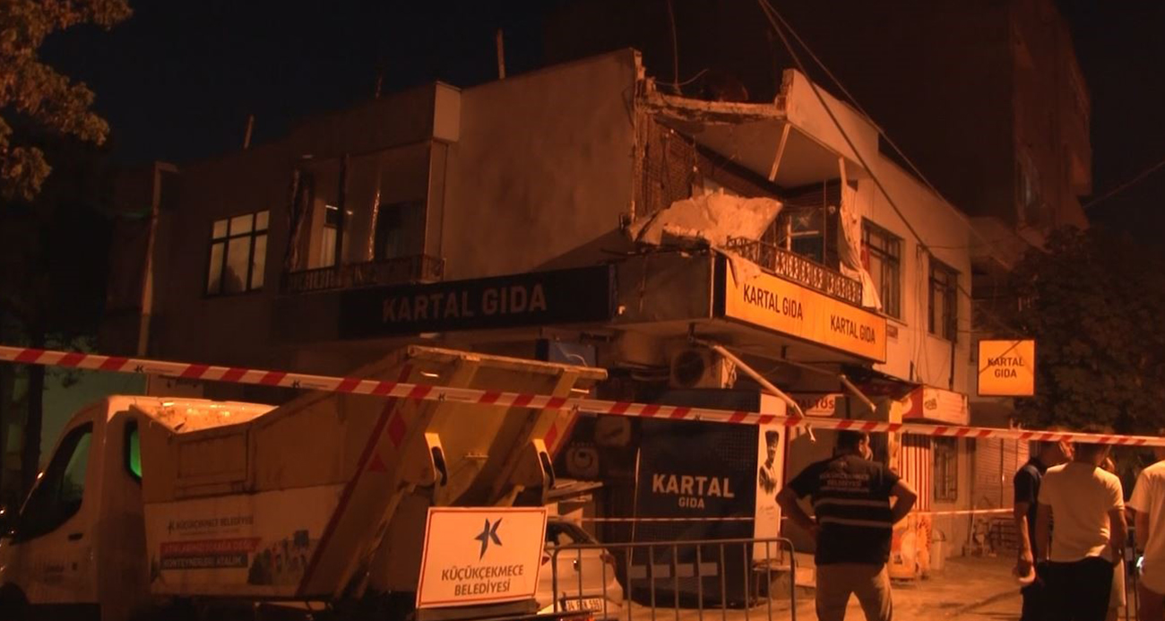 Küçükçekmece’de iki katlı binanın balkon duvarı çöktü