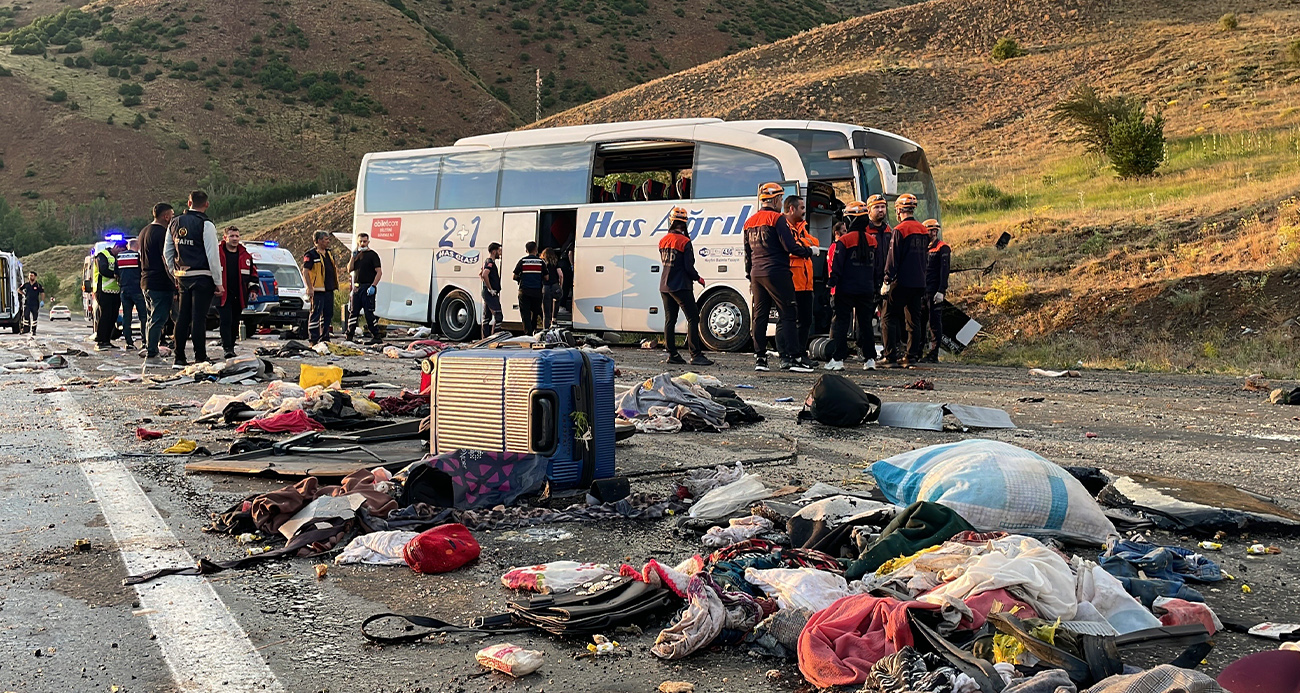 Sivas'ta kontrolden çıkan yolcu otobüsünün dağ yamacına çarpması sonuc...