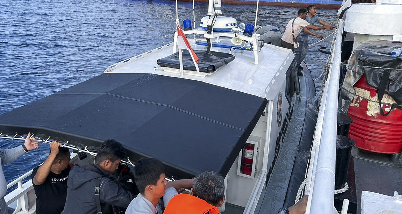 Endonezya’ya 3 kişinin öldüğü feribot yangınında 568 kişi kurtarıldı