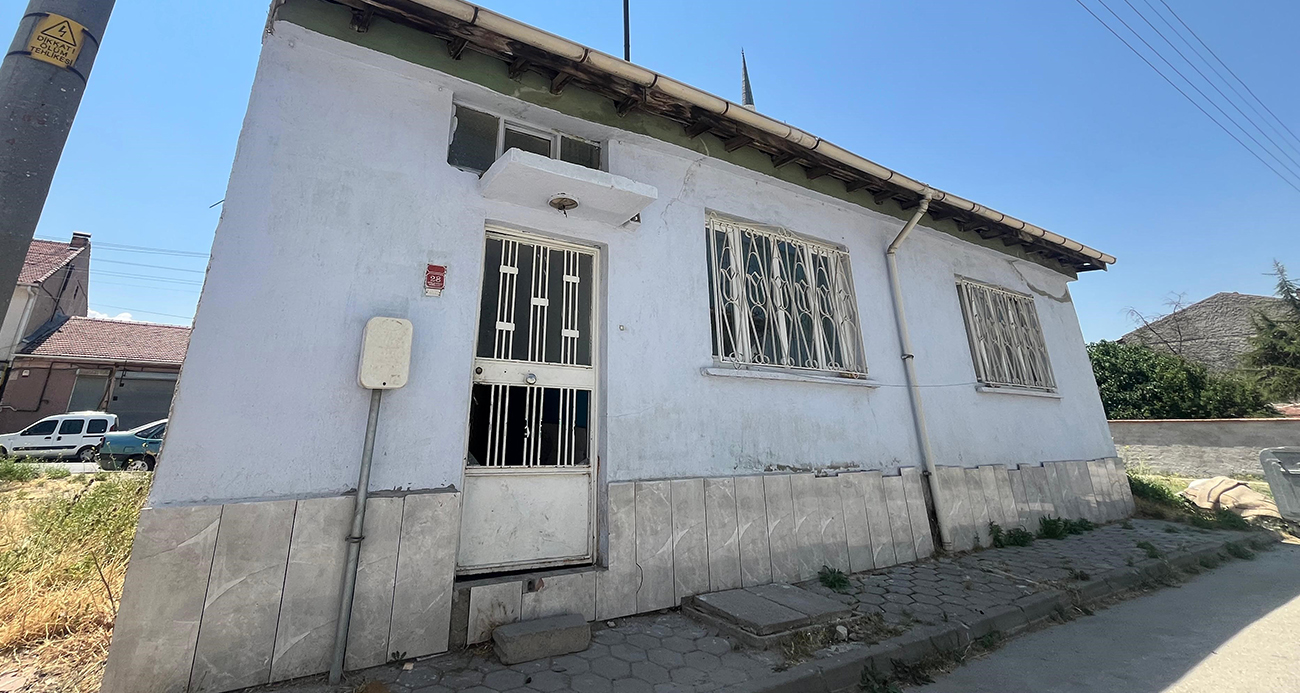 Sahibi vefat eden eve levye ile girip yerleştiler