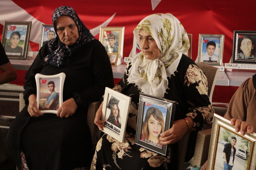 Annelerinin evlat nöbeti kavurucu sıcaklara rağmen devam ediyor