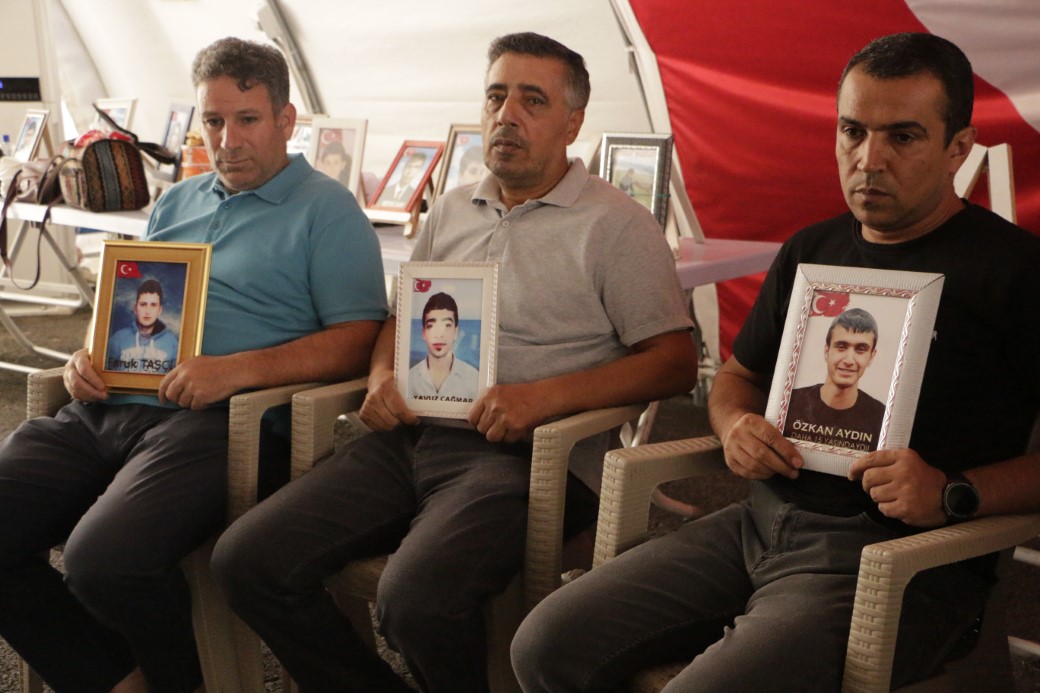 Annelerinin evlat nöbeti kavurucu sıcaklara rağmen devam ediyor