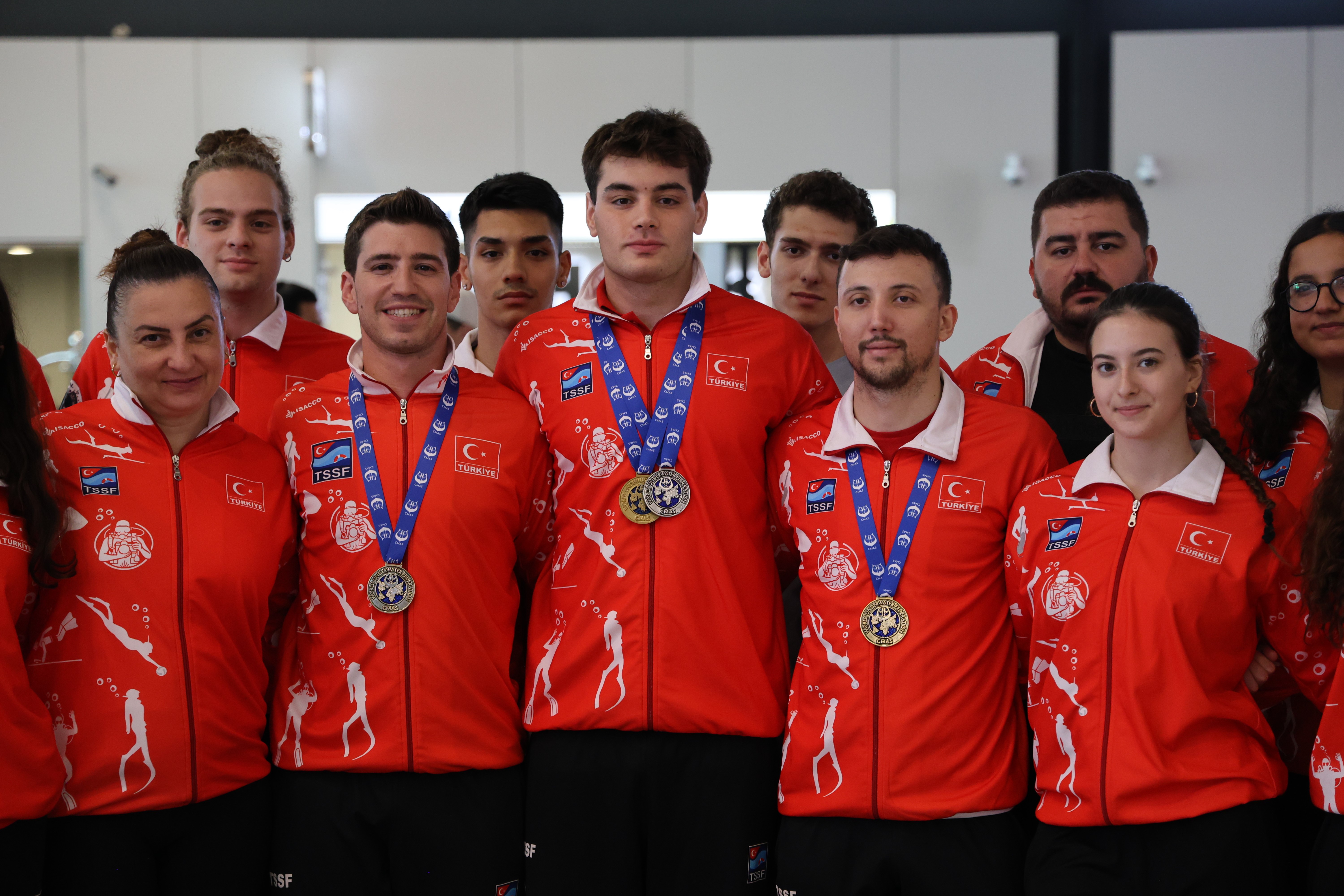 Paletli Yüzme Büyükler Milli Takımı, yurda döndü