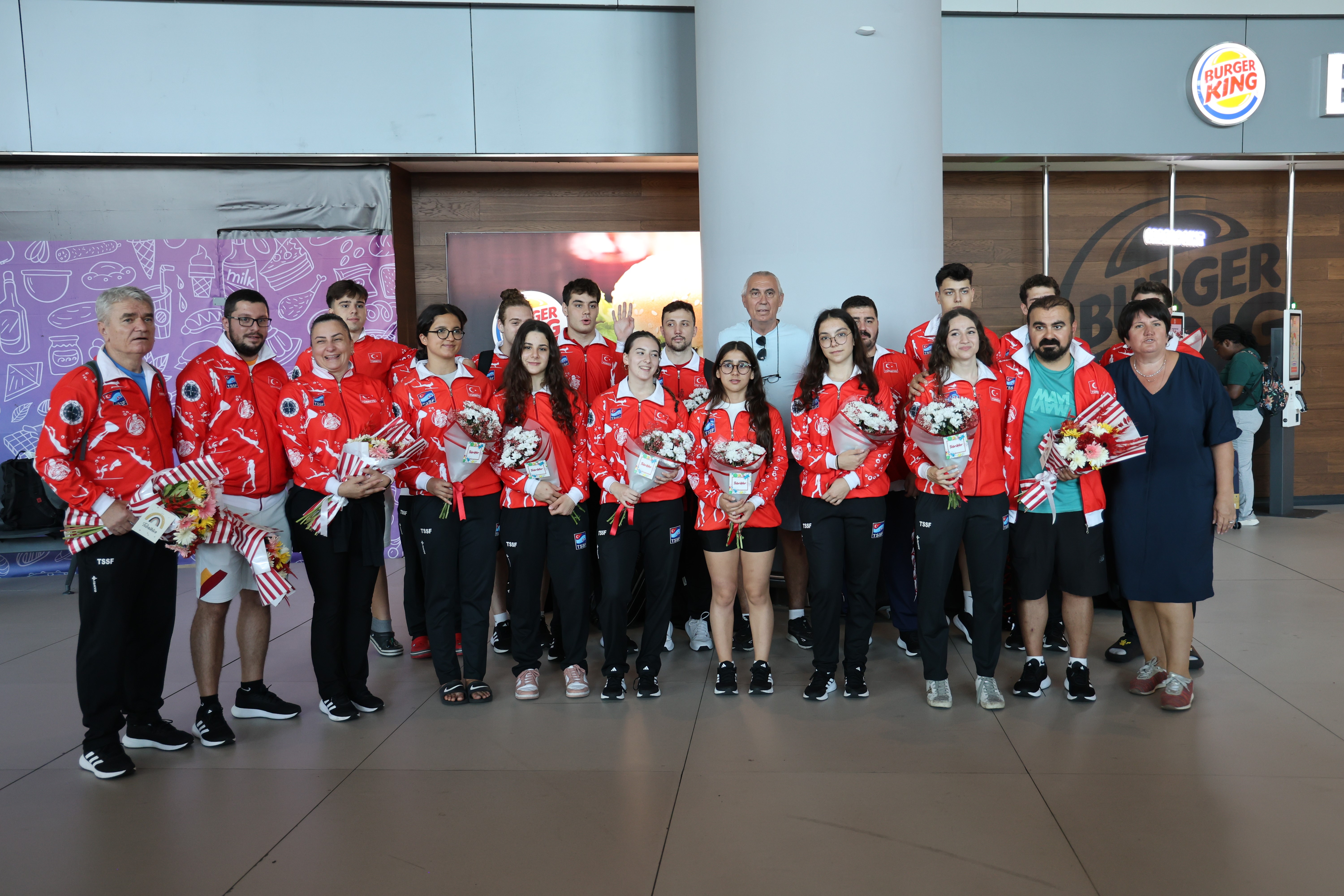 Paletli Yüzme Büyükler Milli Takımı, yurda döndü