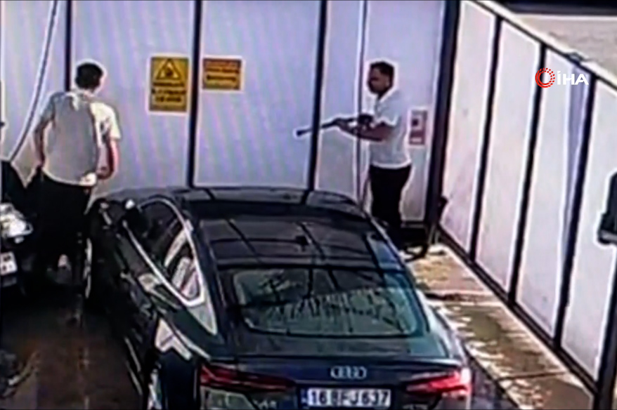 Motosikletli genç kız benzinlikte yıkanan otomobile çarptı: Yakıt istasyonundaki kaza kamerada