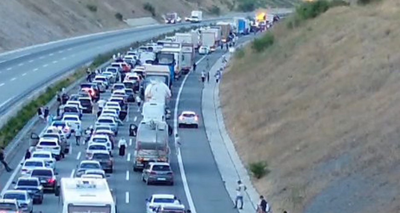 Otoyolda tır ile akaryakıt tankeri çarpıştı: 1 yaralı