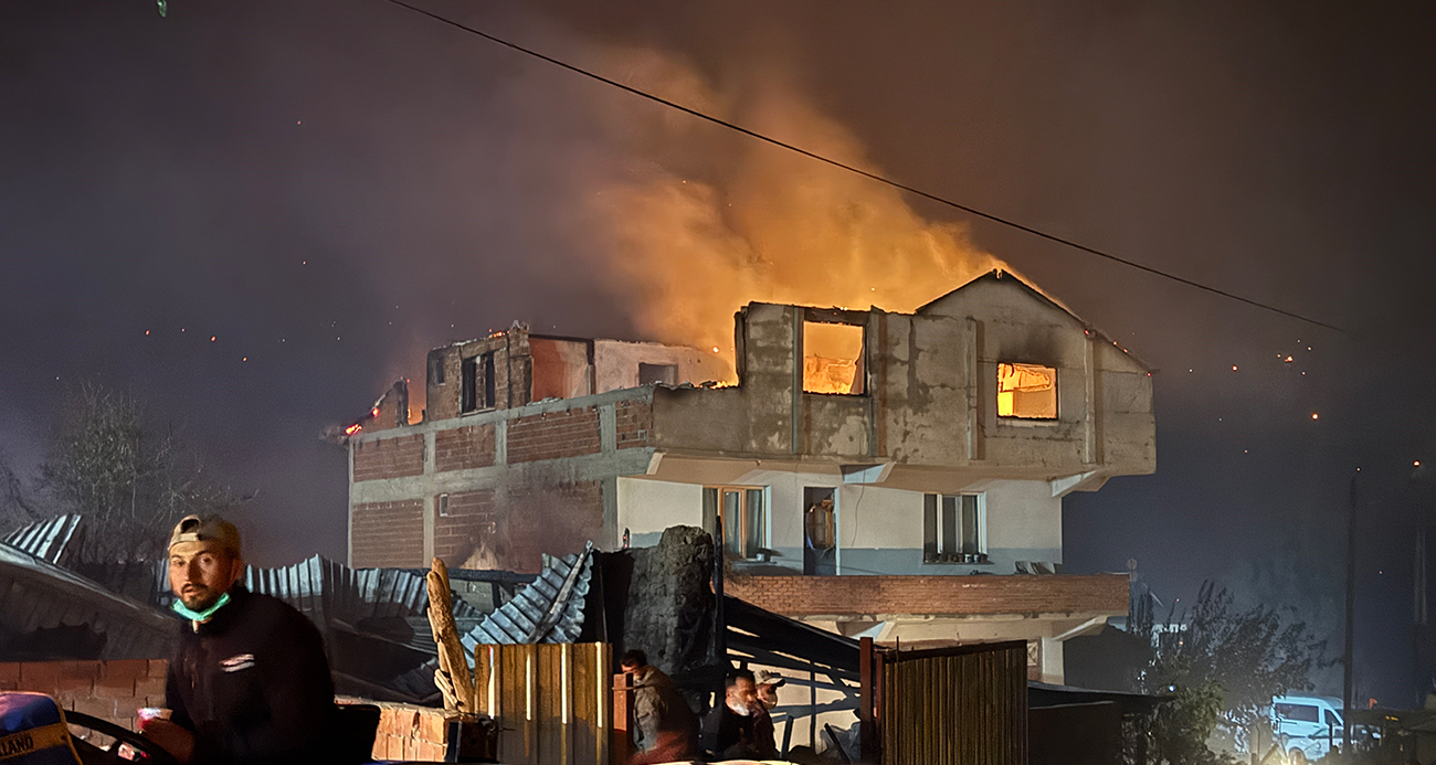 Orman yangının sıçradığı mahallede 3 ev kül oldu