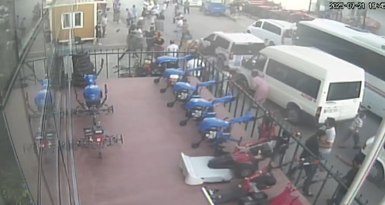 Sokak savaş alanına döndü: Sopa, taş ve kovalar havada uçuştu