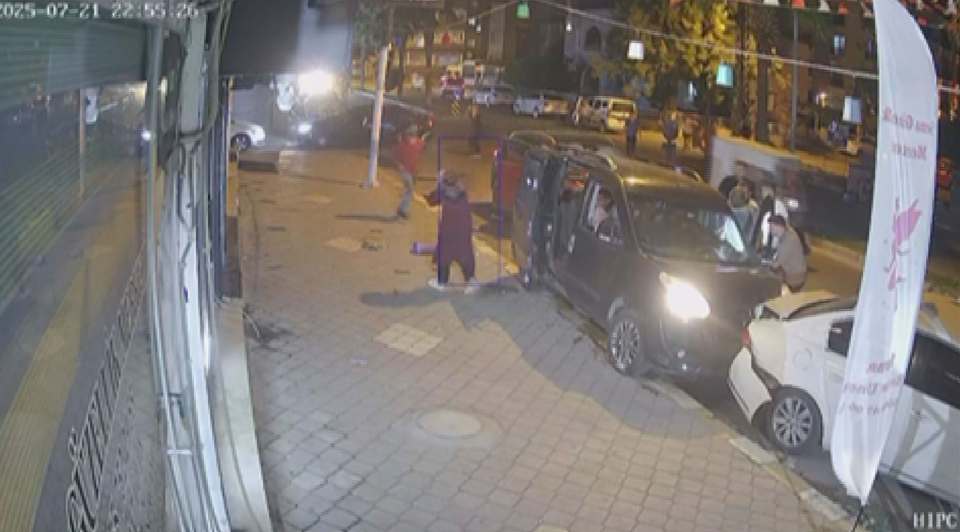 Aracına binmek istediği esnada saniyelerle ölümden döndü: O anlar kamerada