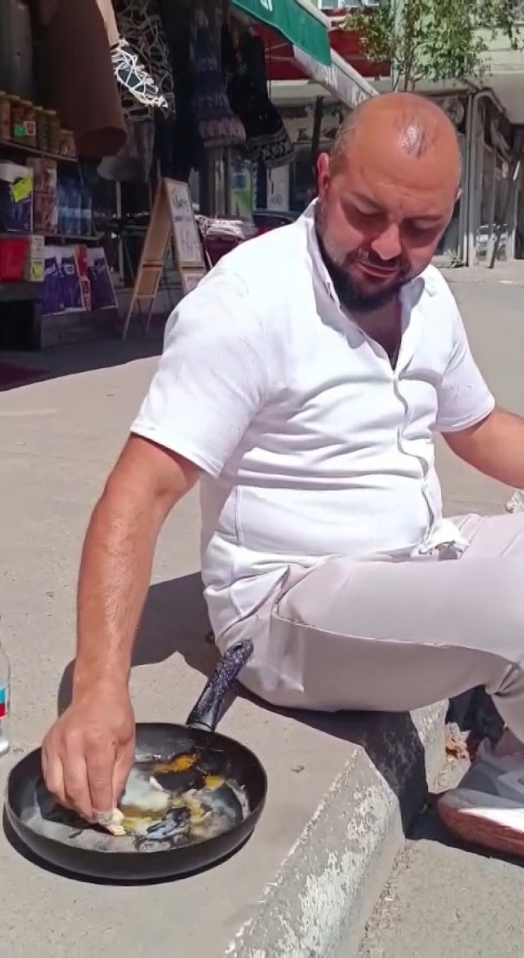 Pendik’te sıcaklık 40 dereceyi gördü, esnaf asfalt üstünde yumurta pişirip afiyetle yedi