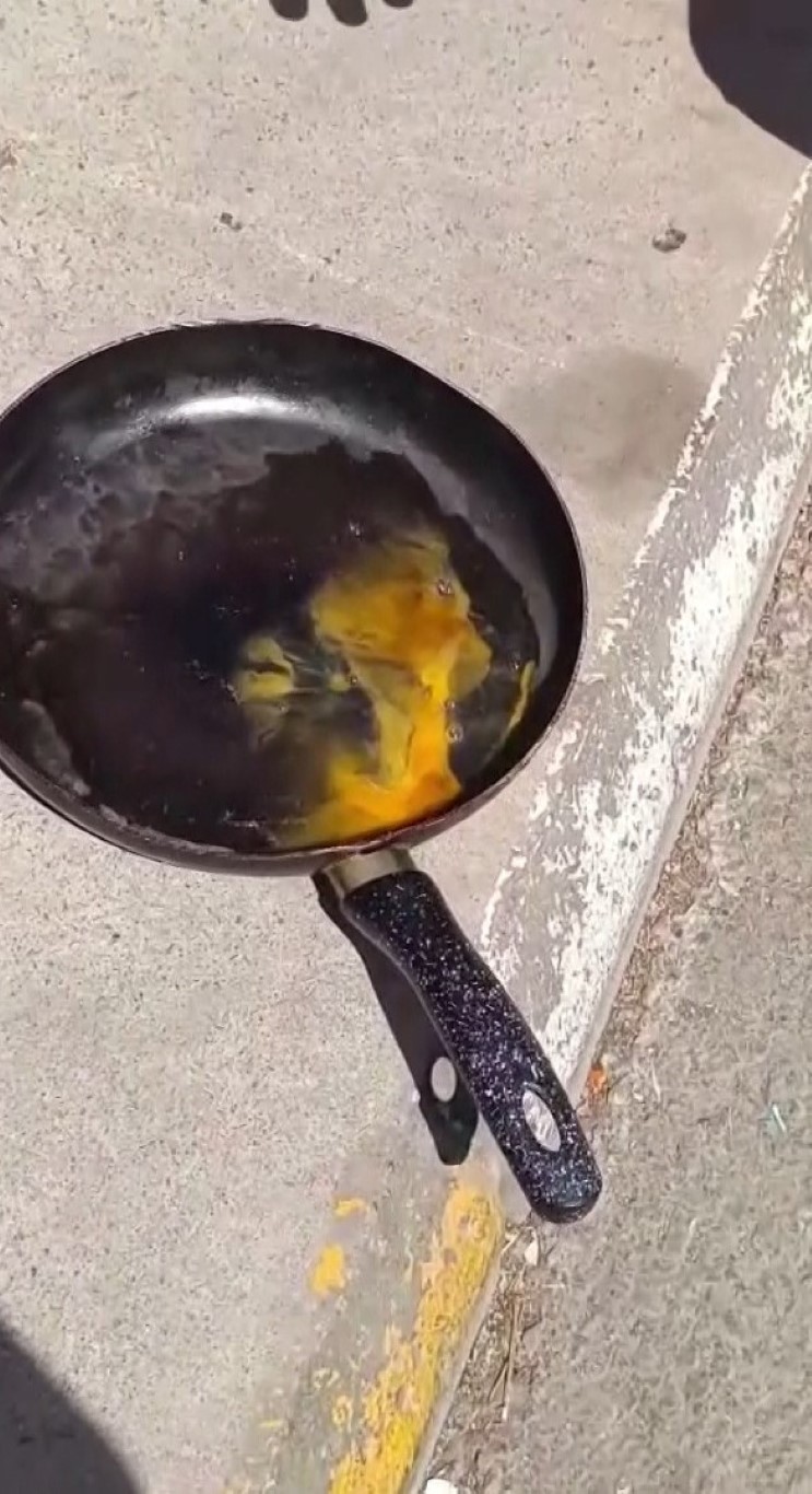 Pendik’te sıcaklık 40 dereceyi gördü, esnaf asfalt üstünde yumurta pişirip afiyetle yedi