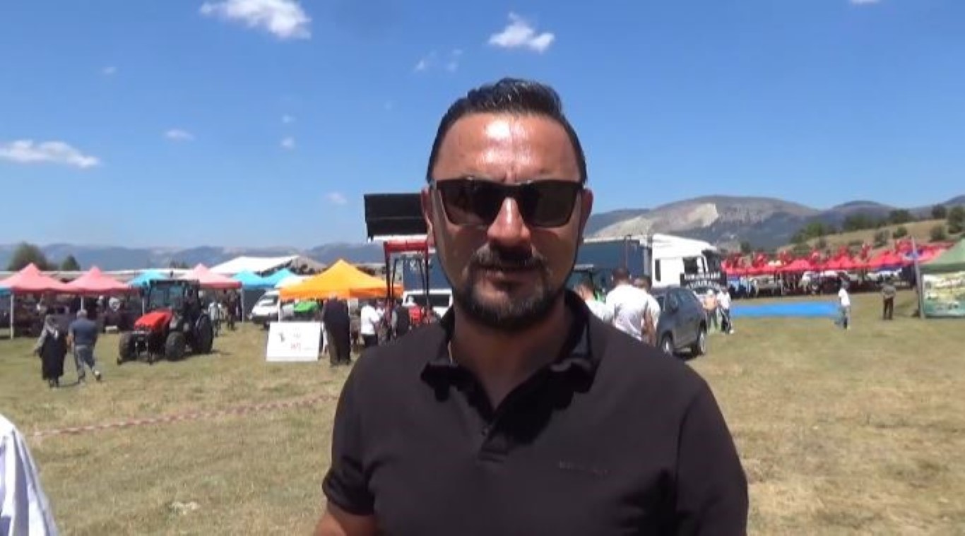 Pehlivan rakibini karıştırdı, er meydanı kahkahaya boğuldu