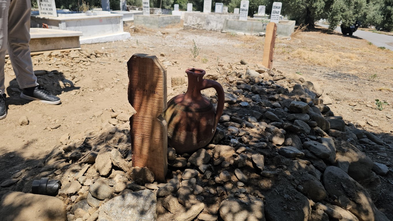 Ailesini yakarak katletmişti, gizlice defnedildi