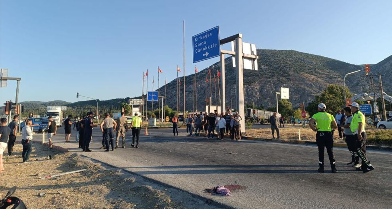 Kırkağaç’ta hafif ticari araç ile motosikletin çarpıştığı feci kaza kamerada: 1 ölü, 1 yaralı
