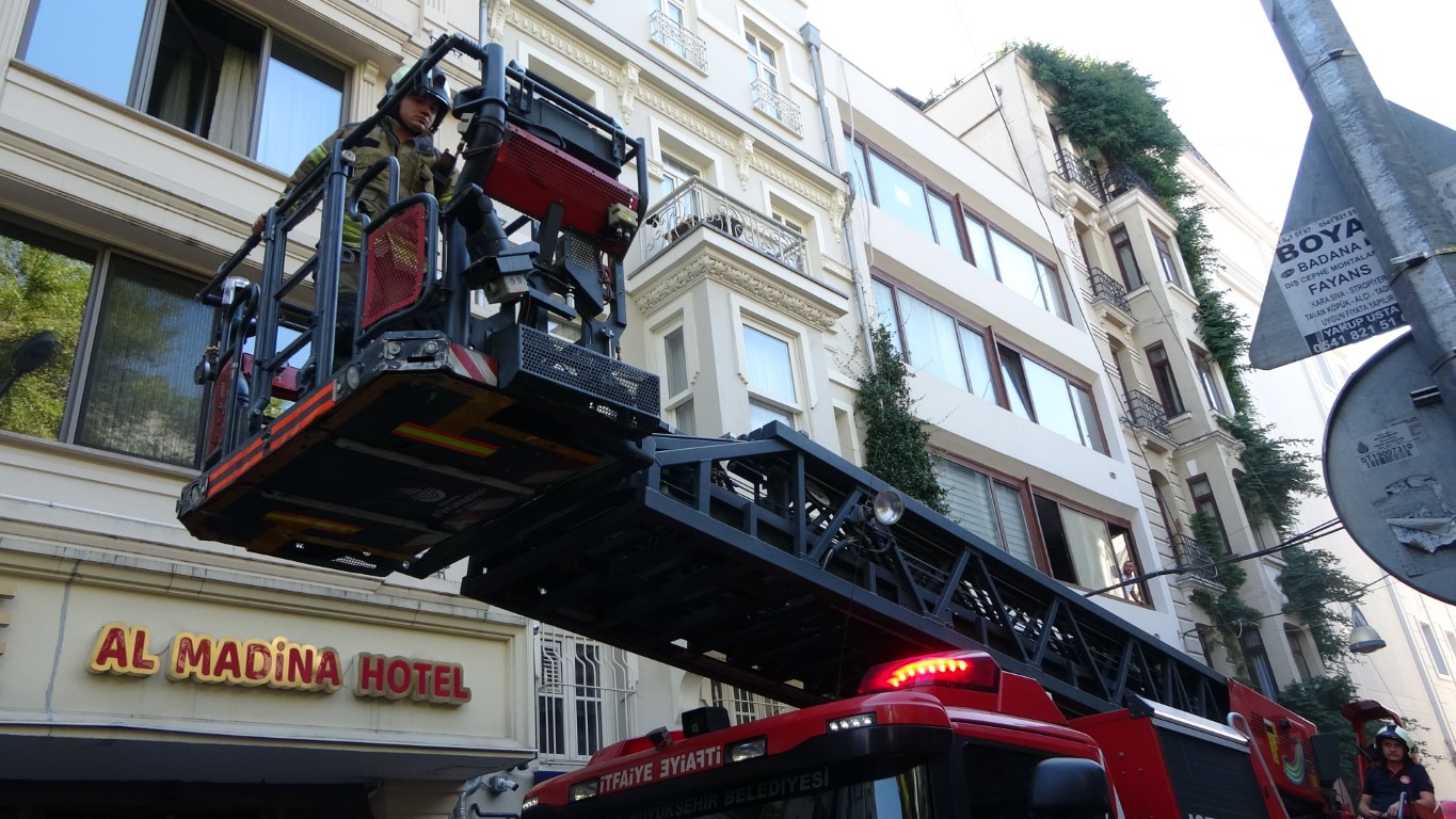 Beyoğlu’nda bir otelde yangın paniği