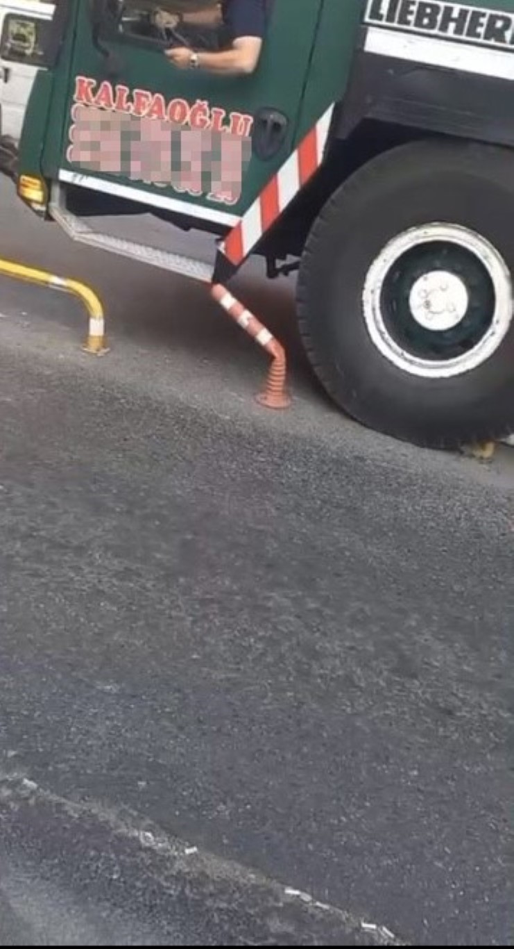 Beyoğlu’nda vinç lastiği refüjde patladı: 1’i çocuk 2 yaralı