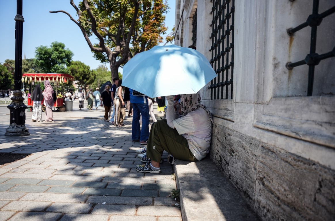 İstanbul’un kavurucu sıcağında turistler ’el vantilatörleri’ ile serinliyor