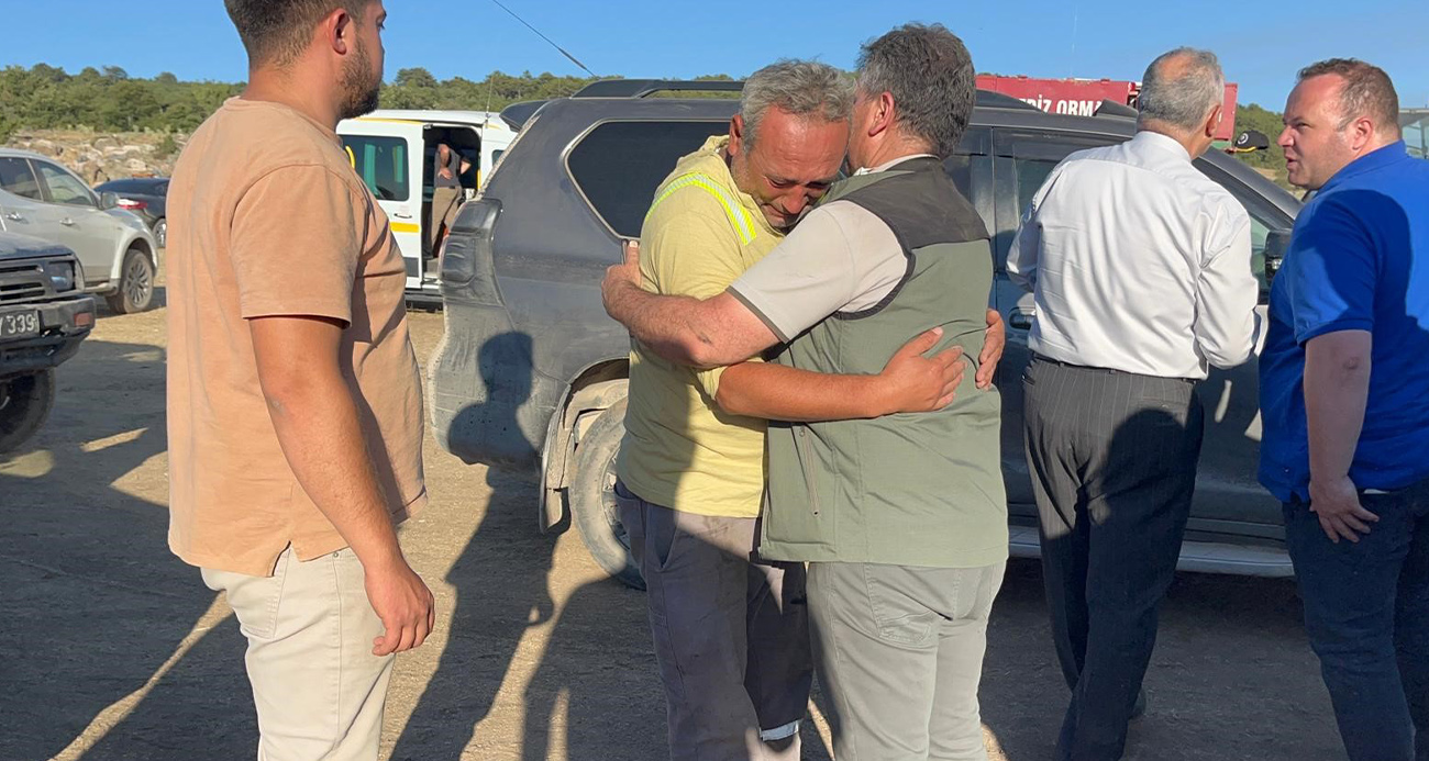 Alevlerin arasından kurtulduktan sonra ağlayarak müdürüne sarıldı