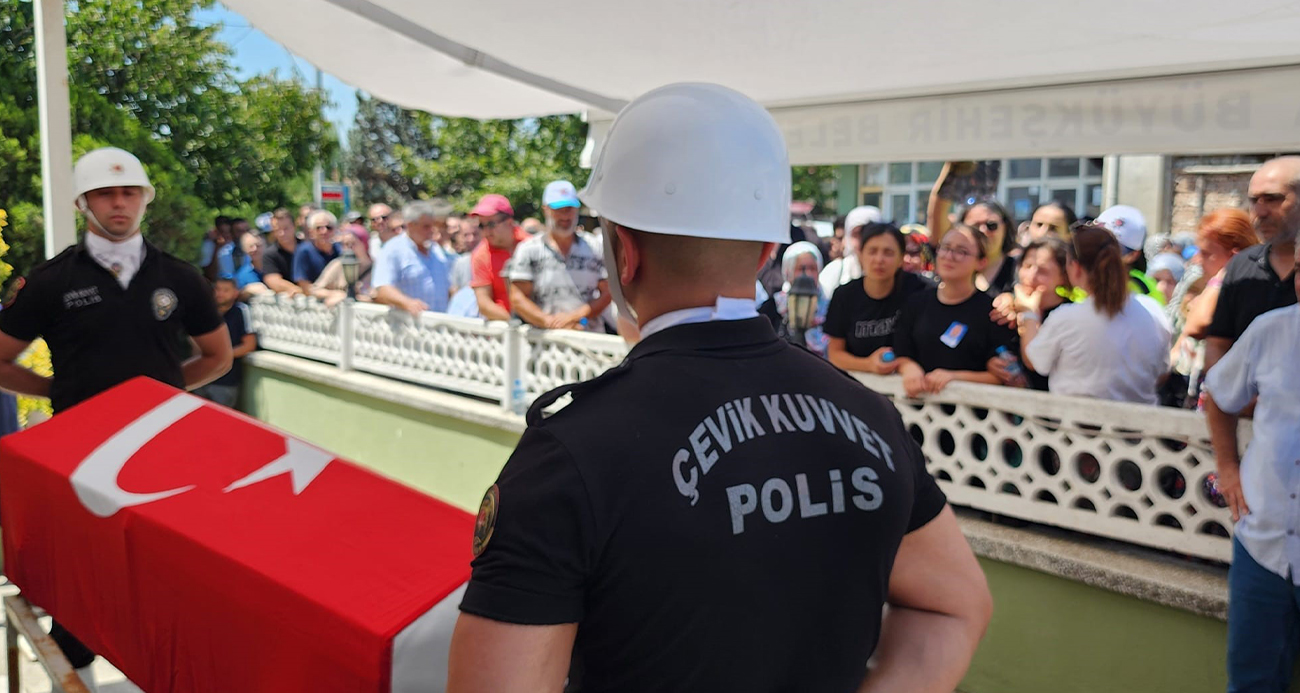 Trafik kazasında hayatını kaybeden polis ve ailesi toprağa verildi