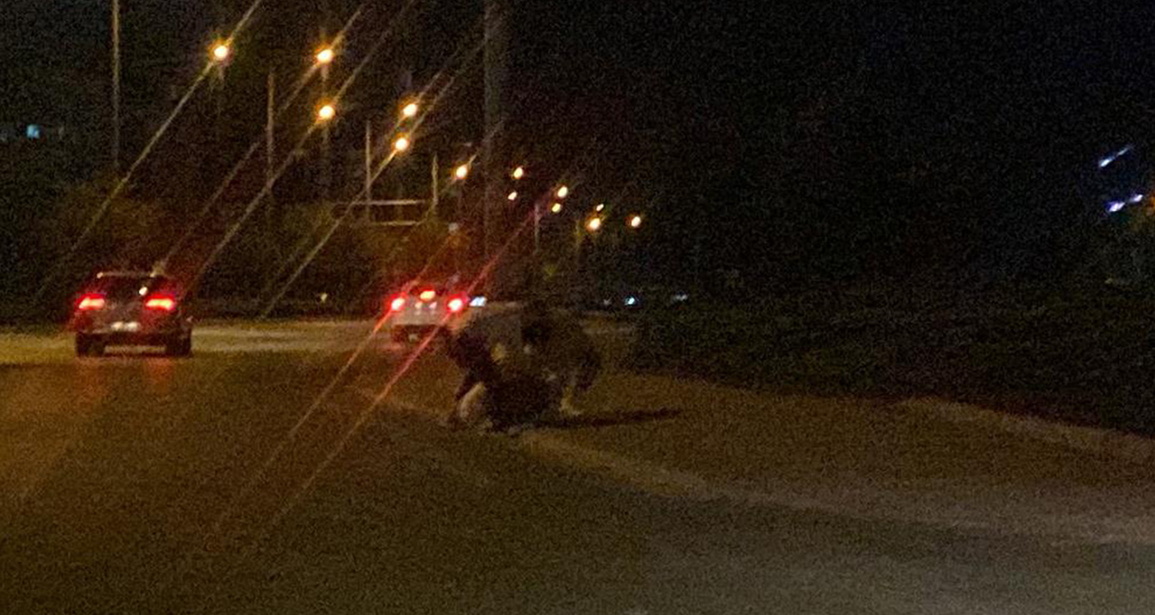 Konya’da yol kenarında 3 gencin tekme tokat kavgası kamerada