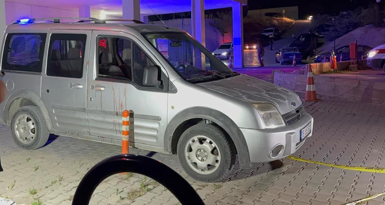 Araç içinde tabanca ateş aldı, bir kişi ağır yaralandı... O anlar kamerada