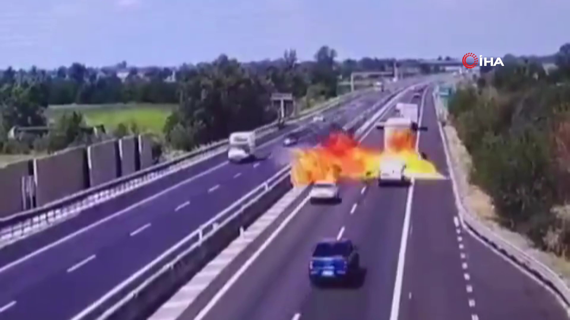 İtalya'da küçük uçak otoyola çakıldı: 2 ölü