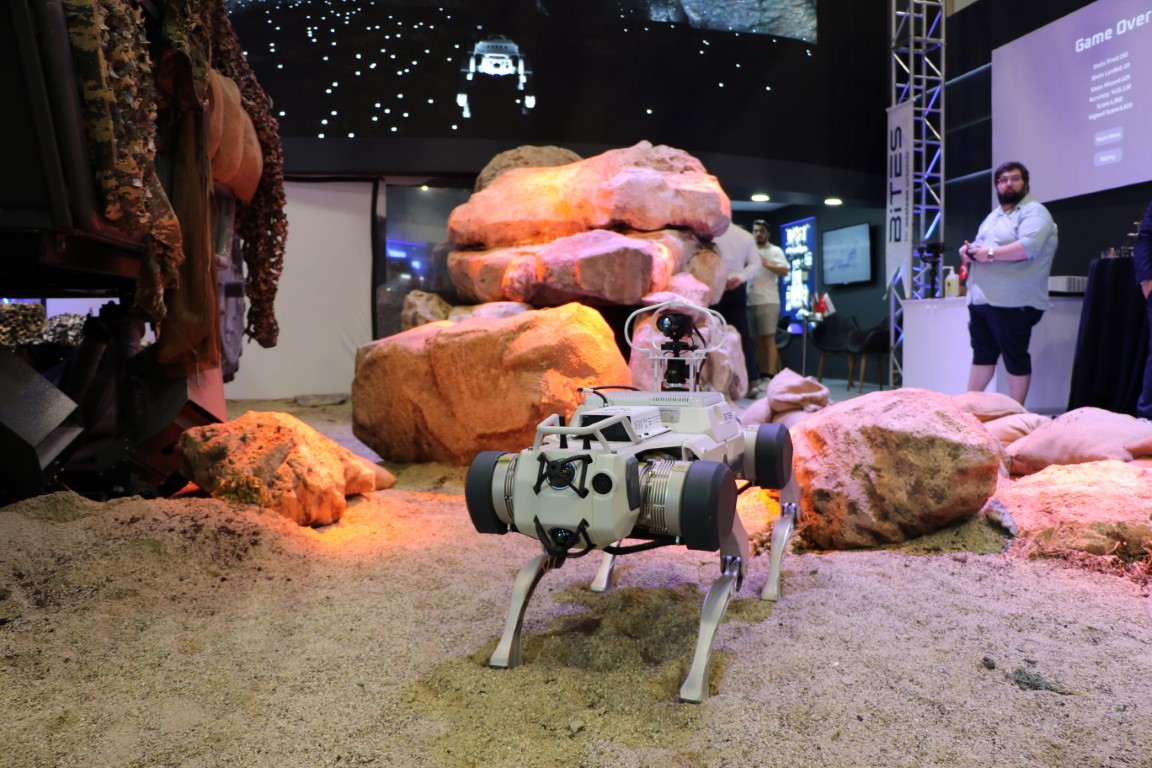 IDEF’te sergilenen zıplayan, takla atan ve selam veren robot köpekler ilgi görüyor