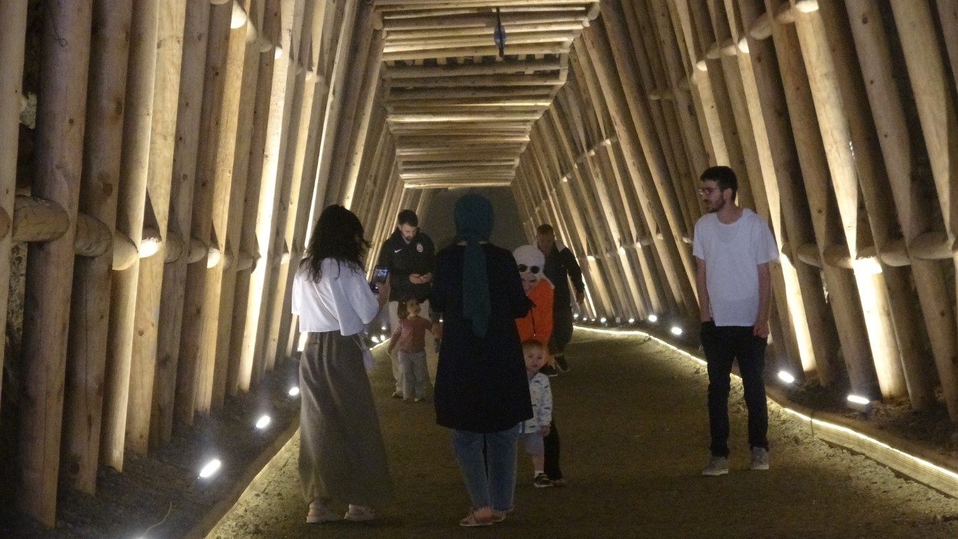 Termometreler 40 dereceyi aştı: Vatandaşlar, serinlemek için yerin 150 metre altına iniyor