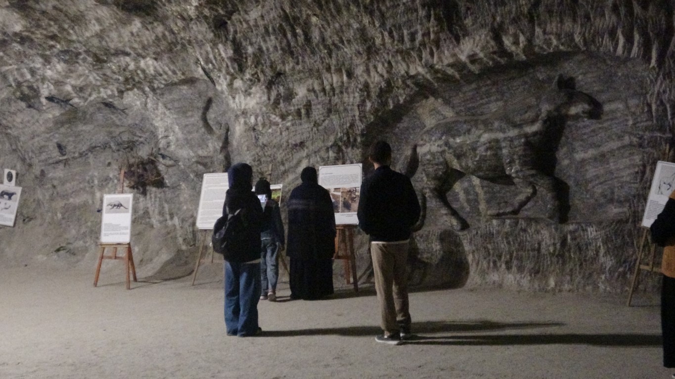 Termometreler 40 dereceyi aştı: Vatandaşlar, serinlemek için yerin 150 metre altına iniyor