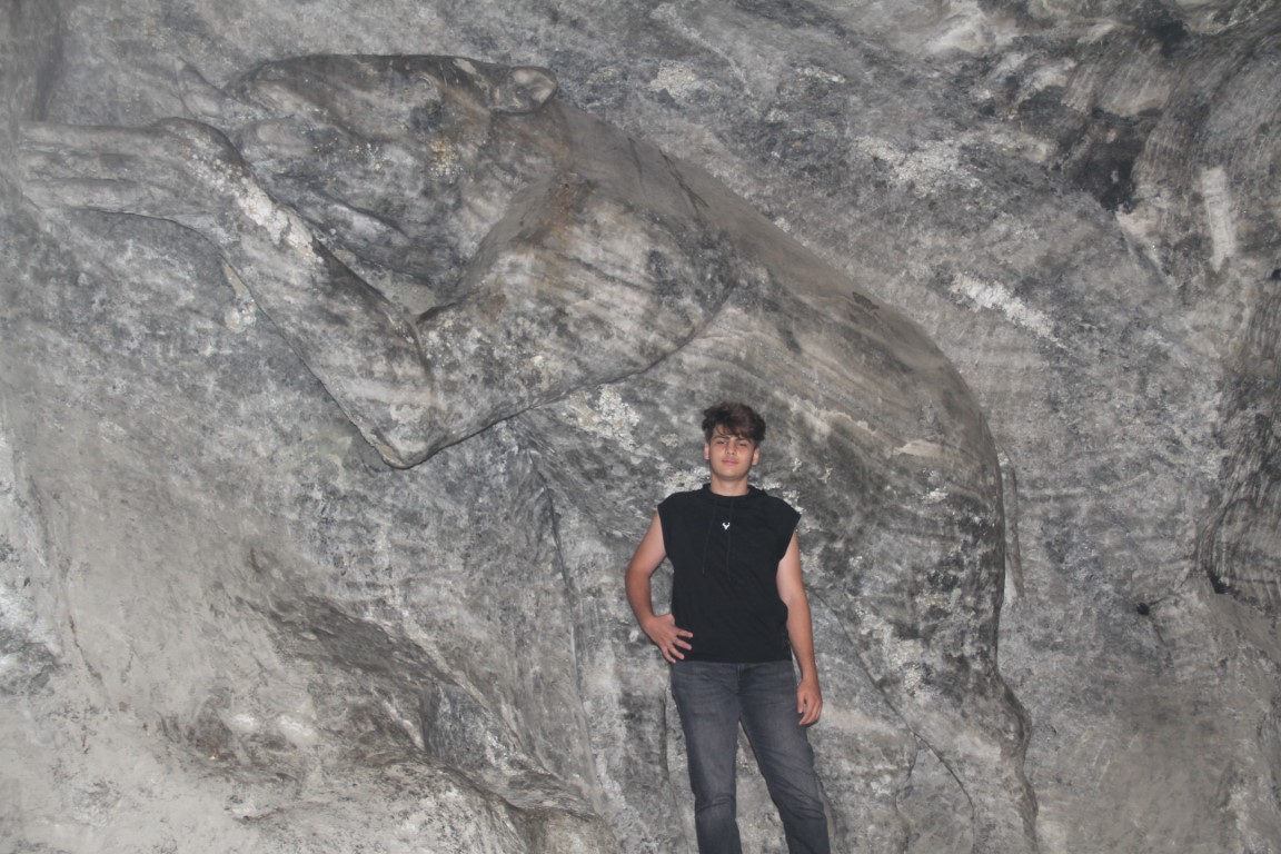 Termometreler 40 dereceyi aştı: Vatandaşlar, serinlemek için yerin 150 metre altına iniyor