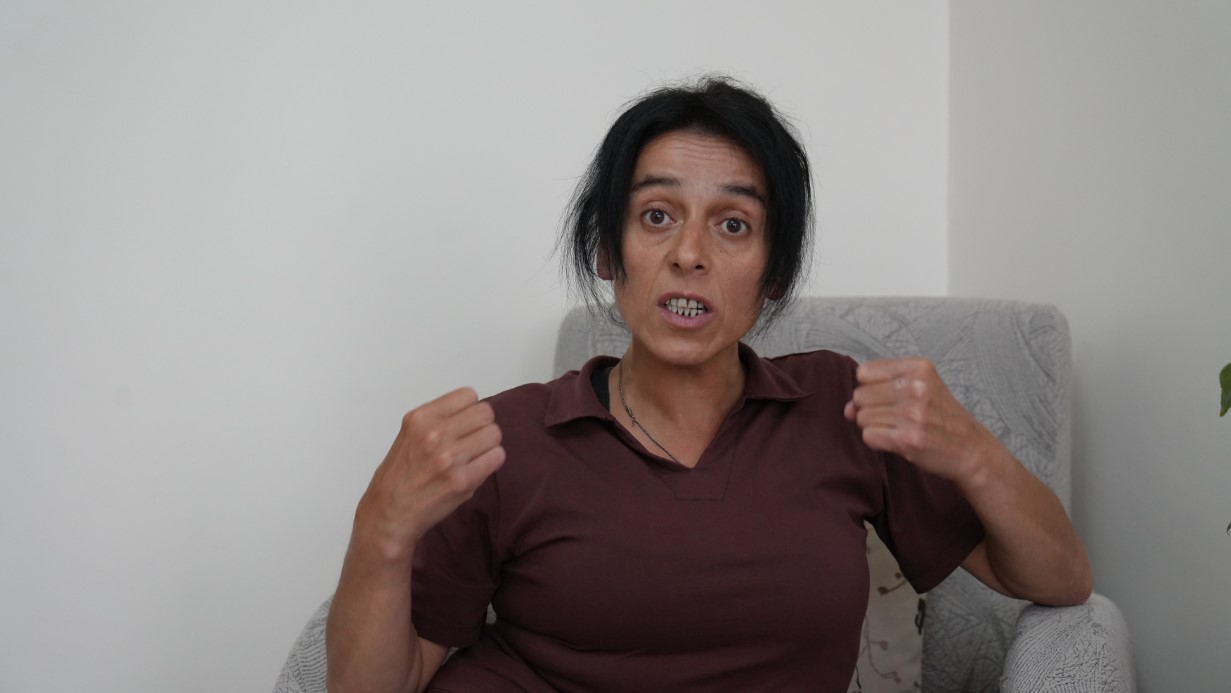 Komşusunu gürültü yaptığı için polise şikayet eden engelli kadın sokak ortasında darbedildi