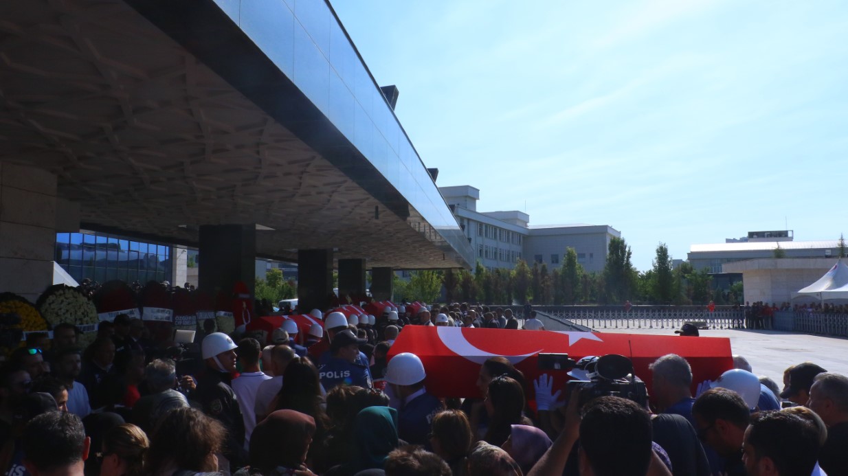 Eskişehir’de orman yangınında şehit olan 5 AKUT gönüllüsü Ankara’da son yolculuğuna uğurlandı