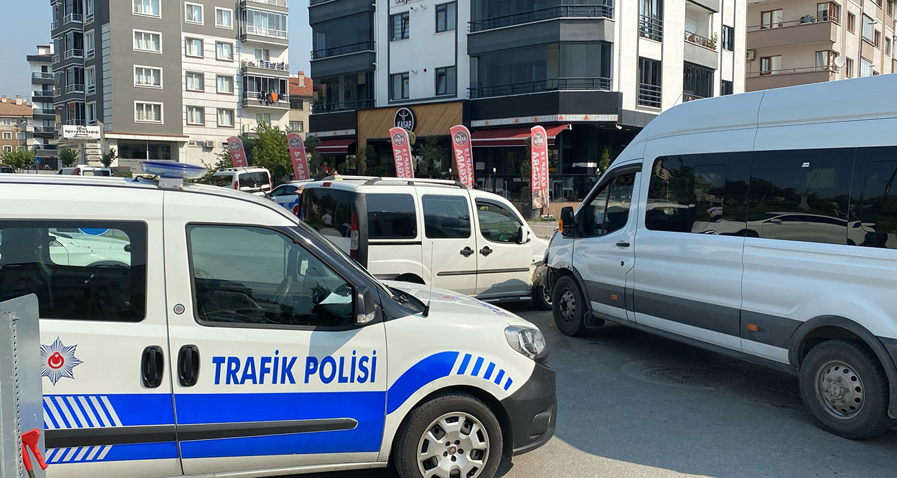 Bolu’da minibüs ile hafif ticari araç çarpıştı