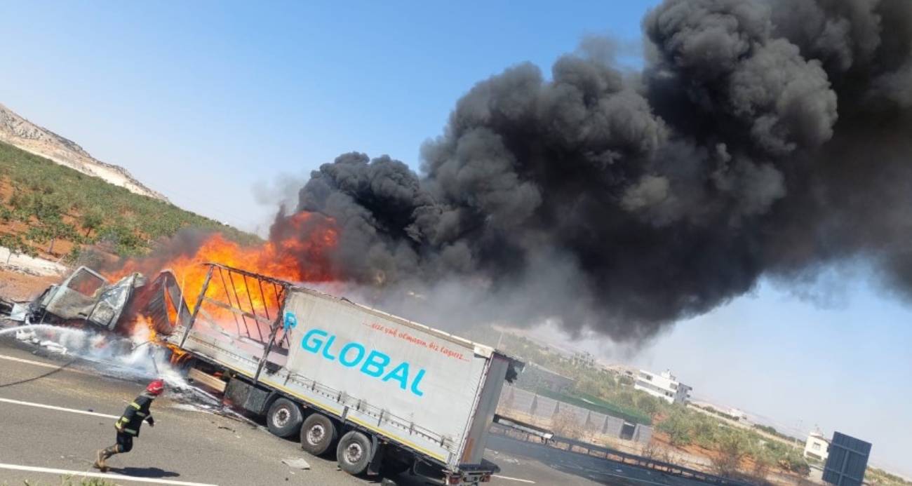 Park halindeki tıra çarpan tır alev topuna döndü