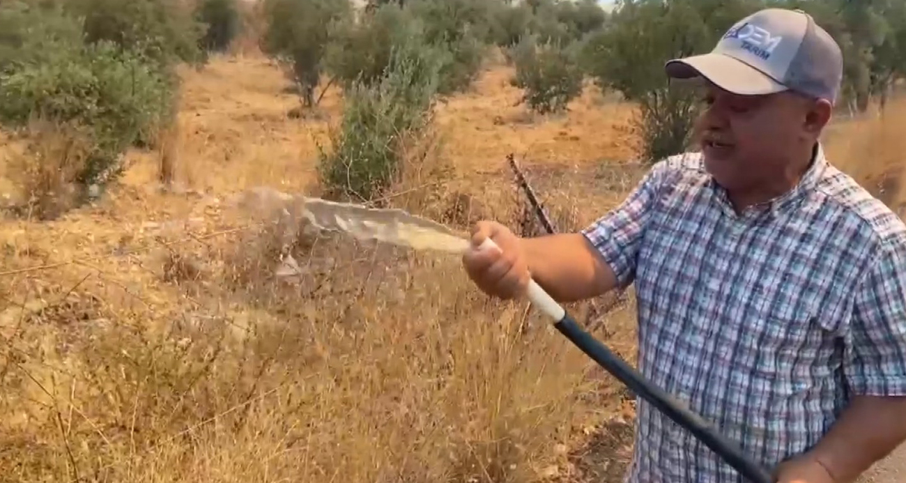 Antalya’da alevlerin yaklaştığı mahallede vatandaşlar hortumlarla nöbette