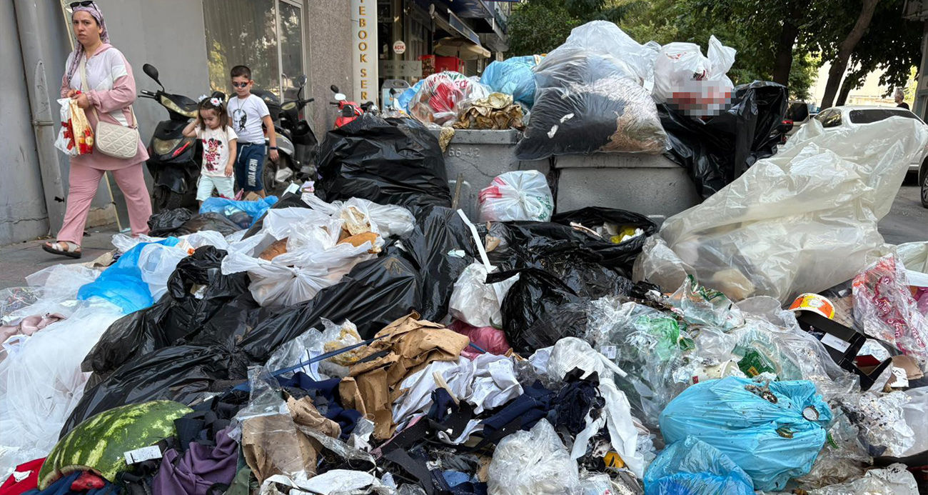 Grev olmasa da İzmir’in göbeğinde sokaklar çöp dolu