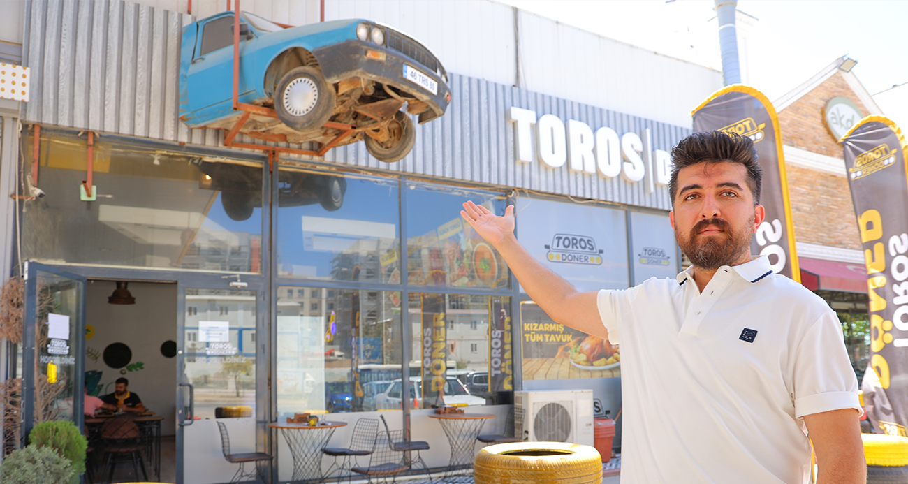 Depremde yarısı enkazda kalan otomobilin geriye kalan kısmını dükkanına astı