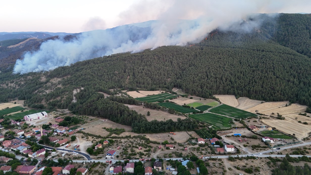 Söndürülen yangın yeniden alevlendi, 95 ev tahliye edildi