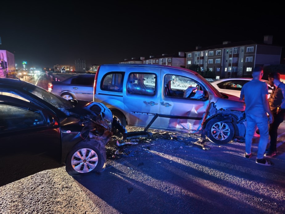 Bitlis’te trafik kazası: 6’sı çocuk 14 kişi yaralandı