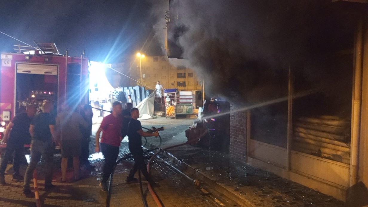 İş yerinde yangın paniği: Dumanlar apartmanı sardı