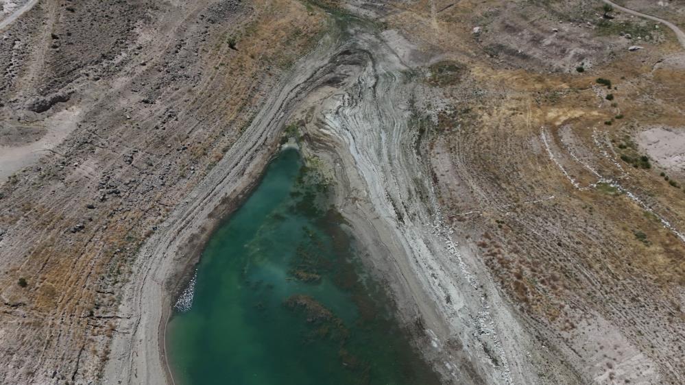 Yamula Barajı’nda sular çekildi, eski mahalle ortaya çıktı
